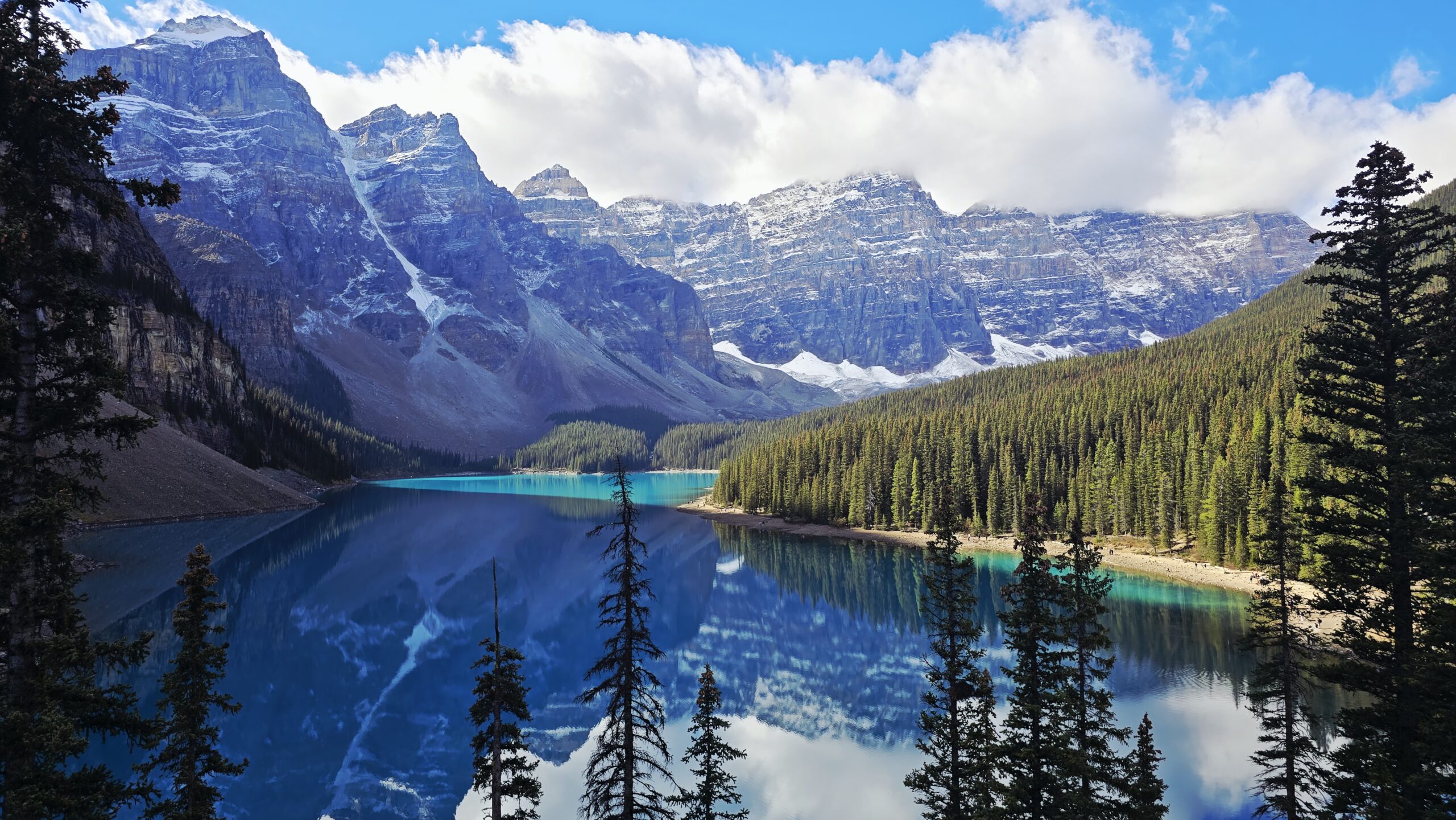 Moraine Lake สีฟ้าสดใส ท่ามกลางป่าสนและยอดเขา