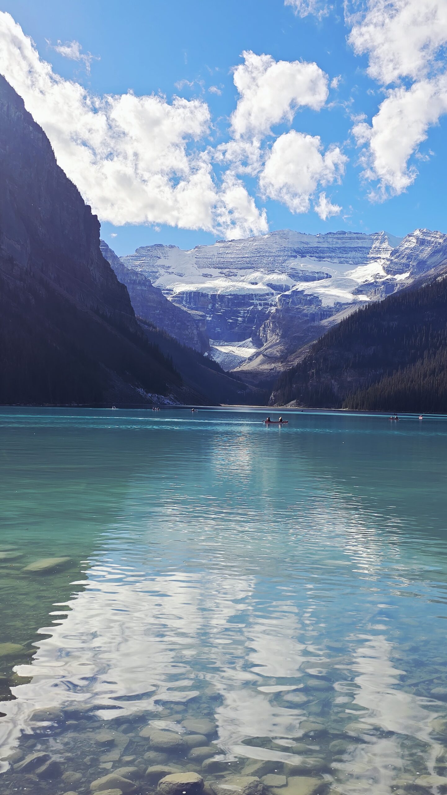 Lake Louise กับทะเลสาบและภูเขาที่มีธารน้ำแข็งอยู่เบื้องหลัง